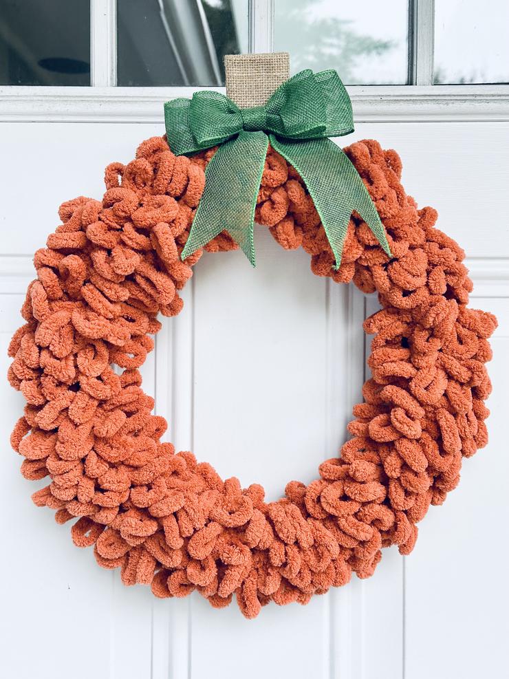 DIY Dollar Tree Yarn Pumpkin Wreath – Easy Fall Dollar Store Craft Projects